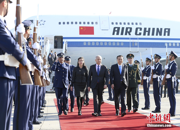 Chinese Premier Li Keqiang arrived in Santiago Sunday for an official visit to Chile, the first South American country with which China forged diplomatic ties and also the first Latin American nation with which China signed a free trade agreement. [Photo/Chinanews.com]