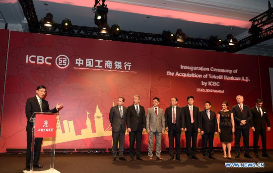 Industrial and Commercial Bank of China Limited (ICBC) chairman Jiang Jianqing (L) introduces the board and management officers of Tekstilbank at the inauguration ceremony of the acquisition of Tekstilbank by ICBC in Istanbul, Turkey, on May 25,2015.(Xinhua/He Canling)