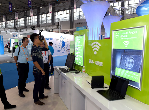 Visitors at the international big data conference, which opened in Guiyang, Guizhou province, on Tuesday. Uber is in talks with the Guiyang government for taxi-hailing services. [Photo/China Daily] 