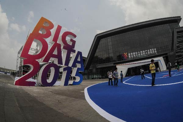 Attendees are seen at the Guiyang International Big Data Expo 2015 in Guiyang, capital of Southwest China's Guizhou province, May 26, 2015. The Guiyang International Big Data Expo 2015 kicked off on Tuesday, attracting enterprises such as Alibaba, Foxconn, Huawei, etc. [Photo/Xinhua]