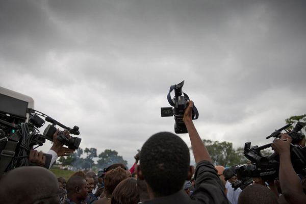 A crowd of journalists in Maluku transit camp, on the outskirts of Kinshasa, the capital of the Democratic Republic of the Congo, where citizens of that country, deported from Brazzaville, Republic of the Congo, have gathered. (23 May 2014). [UN Photo]