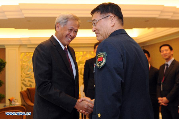 Admiral Sun Jianguo (R), vice chief of staff of China's People's Liberation Army (PLA), meets with Ng Eng Hen, Singapore's Defense Minister, on the sidelines of the 14th Shangri-La Dialogue in Singapore, on May 29, 2015. (Xinhua/Then Chih Wey) 