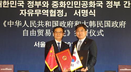 China and South Korea on Monday formally signed the bilateral free trade agreement (FTA), sharing views that the free trade pact will serve as an all-round cooperative platform for both countries to seek new growth engines. [Photo/Xinhua]