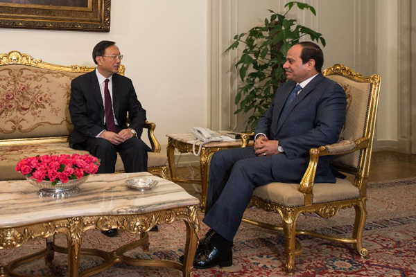 Egyptian President Abdel-Fattah al-Sisi (R) meets with visiting Chinese State Councilor Yang Jiechi at the presidential palace in Cairo, Egypt, June 1, 2015. [Photo/Xinhua]