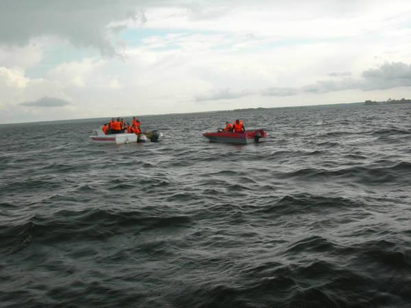 Photo released by Russian Emergencies Situations Ministry shows rescuers search for the missing people after the cruise ship 'Bulgaria' sank in Volga river near the village of Syukeyevo in the Kansko-Ustinovsky district of Russian republic of Tatarstan, July 10, 2011. [Photo/Xinhua]