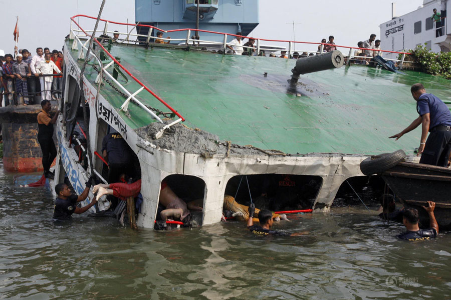 The double-deck ferry MV Shariatpur 1 capsizes on March 13, 2012 after colliding with a cargo ship on Bangladesh's Meghna River, killing a total of 147 people. [Photo/qq.com]