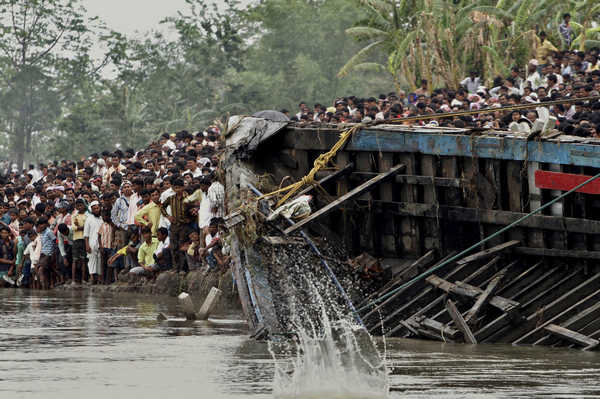 Rescue workers pull a part of a damaged boat to shore after it sank on the Brahmaputra river, at Buraburi village in Dhubri district of the northeastern Indian state of Assam, May 1, 2012. [Photo/Xinhua]