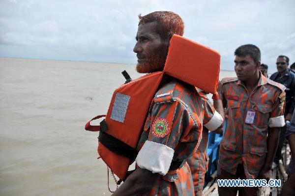 Bangladeshi rescuers search the location after a ferry accident on the Padma River in Munshiganj district, some 37 km from capital Dhaka, Bangladesh, Aug. 4, 2014. [Photo/Xinhua]