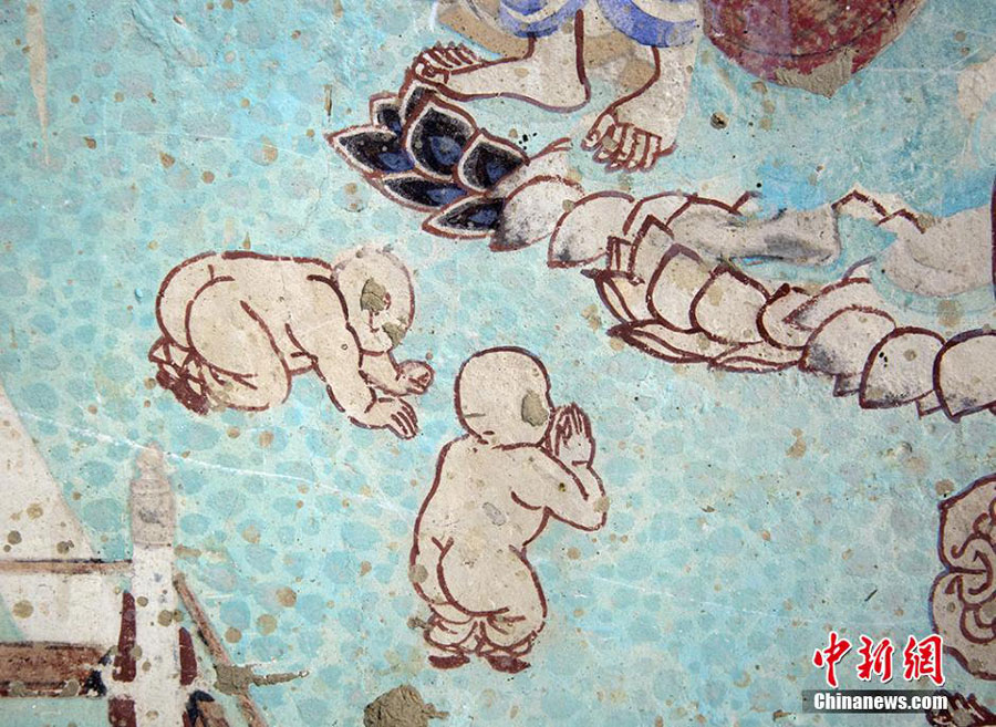 A Dunhuang fresco portrays two children worshiping the Buddha. [Photo: Chinanews.com]