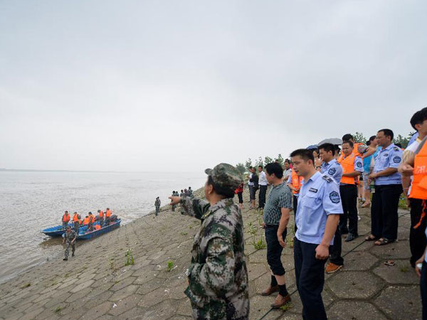 Rescuers in Yueyang City of central China's Hunan Province prepare to take speedboats to search for survivors of the passenger ship overturned in the Jianli section of the Yangtze River in neighboring central China's Hubei Province June 2, 2015. [Photo: Xinhua]