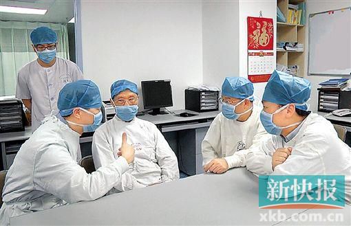 Zhong Nanshan (2nd left), a doctor specializing in respiratory diseases, discusses treatment options with other medical experts in Huizhou, south China's Guangdong province on Tuesday, June 2, 2015. [Photo: xkb.com.cn] 
