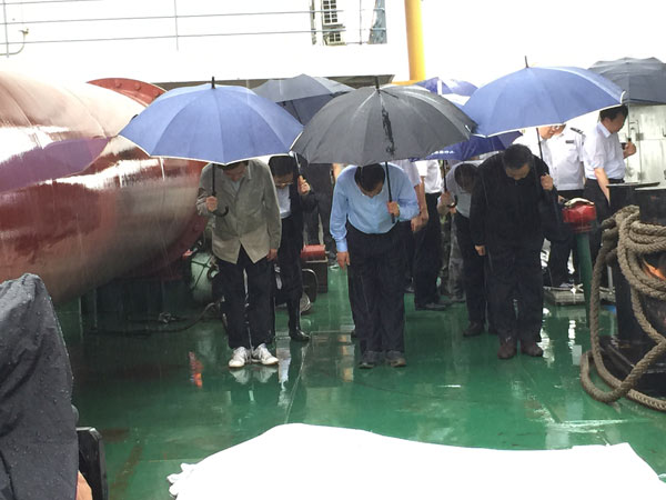 Premier Li Keqiang (C) bows before bodies of those who died in the worst recorded ship disaster on the Yangtze River. [Provided to chinadaily.com.cn]