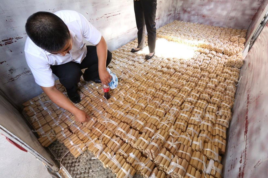 A man in Shenyang city, northeast China's Liaoning Province pays for his new car using 660,000 coins. He purchases the vehicle from an auto shop in Shenyang, northeast China's Liaoning Province on June 2, 2015. [Photo: news.qq.com] 