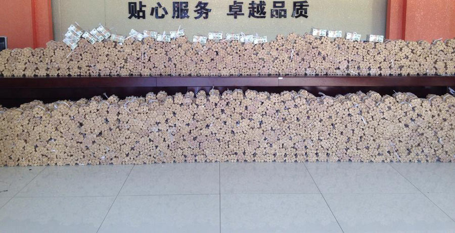 A man in Shenyang city, northeast China's Liaoning Province pays for his new car using 660,000 coins. He buys the vehicle from an auto shop in Shenyang, northeast China's Liaoning Province on June 2, 2015. [Photo: news.qq.com]