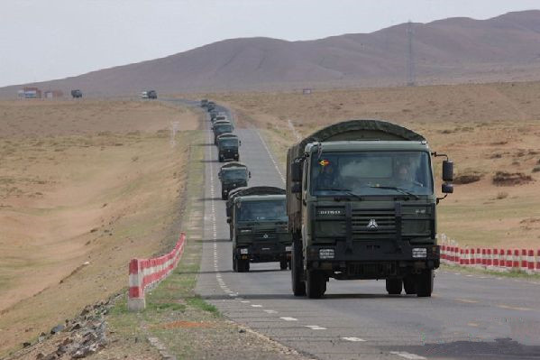 The troops participating in the drill maneuver on their way to the Zhurihe training base in North China's Inner Mongolia Autonomous Region. 