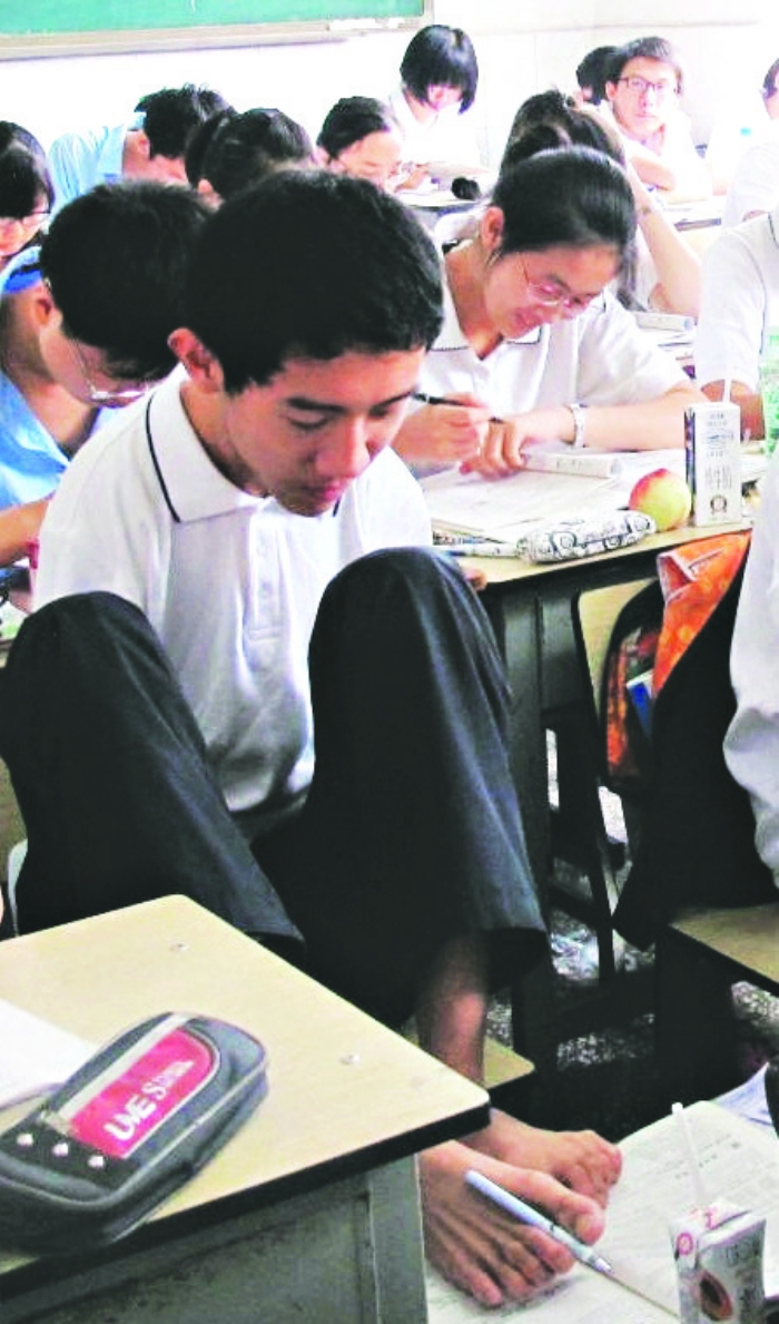 Peng Chao prepares for gaokao in the classroom. Photo taken on June 5, 2014.