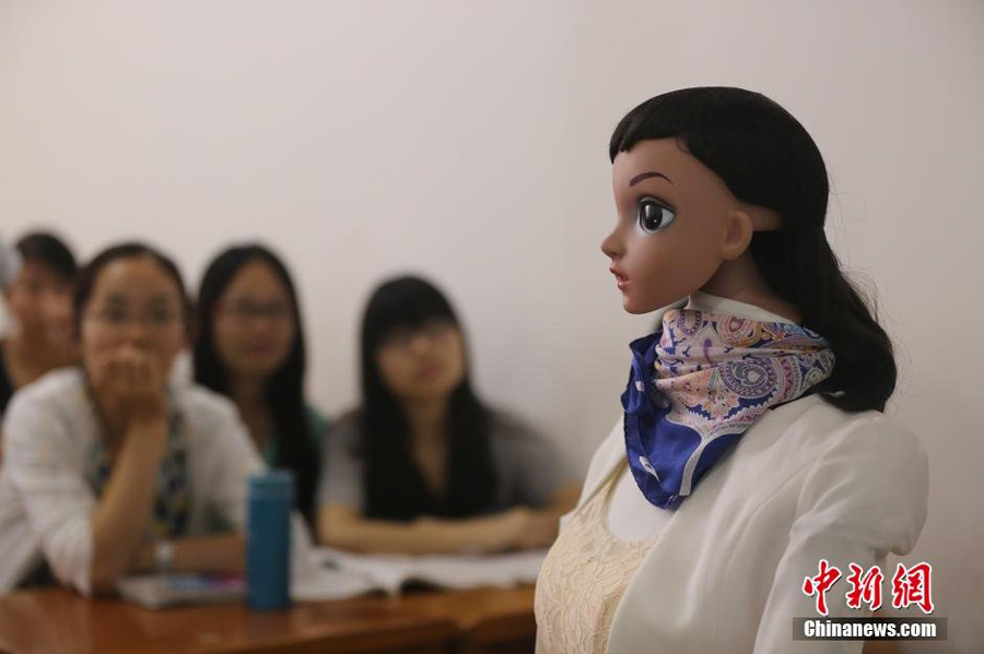 Teaching robot 'Xiaomei' takes lesson at a classroom of Jiujiang University in southeast China's Jiangxi province on June 3, 2015. [Photo: Chinanews.com] 