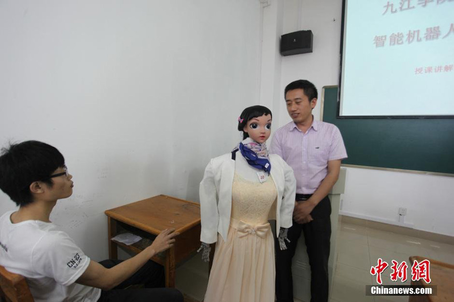 It takes the school's research team a month to build a teaching robot. [Photo: Chinanews.com]