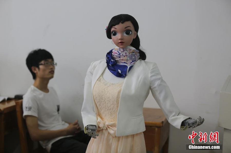 Pictured is robotic teacher 'Xiaomei' at a classroom of Jiujiang University in southeast China's Jiangxi province on June 3, 2015. [Photo: Chinanews.com] 