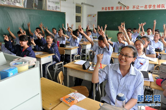 Students pose for a picture at No. 53 Middle School of Taiyuan, Shanxi Province, on June 5. A total of 9.42 million Chinese students will sit for the 2015 national college entrance exam that kicks off on Sunday June 6. [Photo/Xinhua]