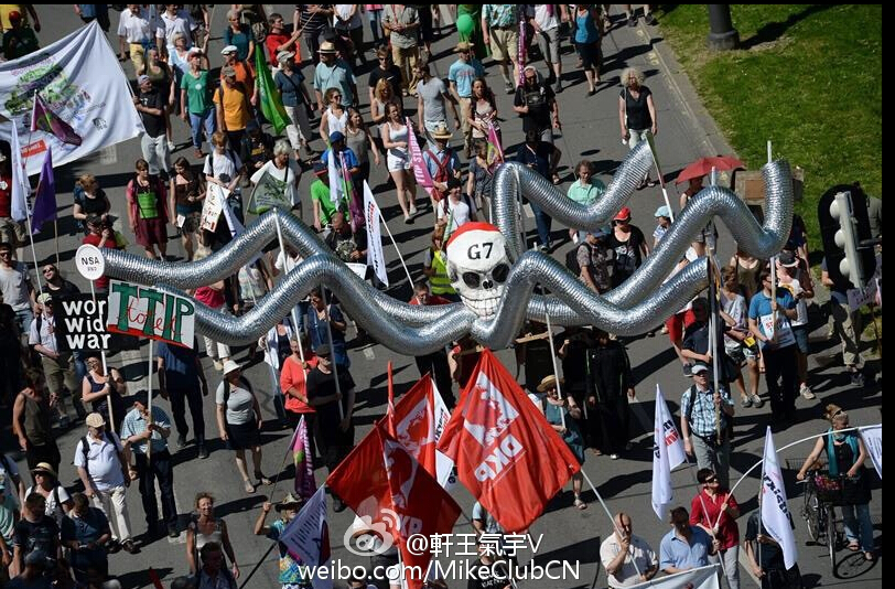 Anti-G7 demonstrations continued on Sunday in and around the town of Garmisch-Partenkirchen. Protesters sat on the road leading to the luxury resort at Elmau Castle in an attempt to block the way to the meeting venue. Several protesters were taken into custody by the police, according to media reports.[Photo/weibo]