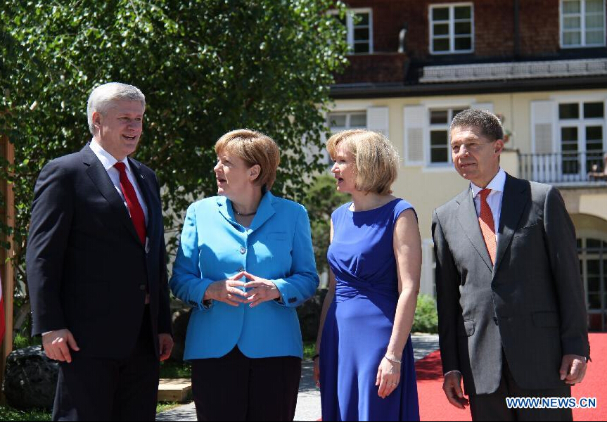 German Chancellor Angela Merkel (2nd L) welcomes Canadian Prime Minister Stephen Harper (1st L) at the Elmau Castle near Garmisch-Partenkirchen, southern Germany, on June 7, 2015. Germany hosts a G7 summit here on June 7 and June 8.According to local media, Germany will spend approximately 300 million euro to host the two-day summit.[Photo/Xinhua] 