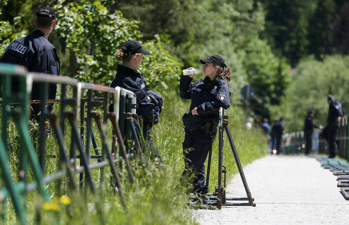 According to local media, some 17,000 police officers are reportedly on duty in Bavaria during the summit in order to ensure the safety of the leaders, and a 10-mile-long wire fence has been erected around the summit venue. Journalists reported that they were being kept at arm's length from locations where talks were taking place.[Photo/qq.com]