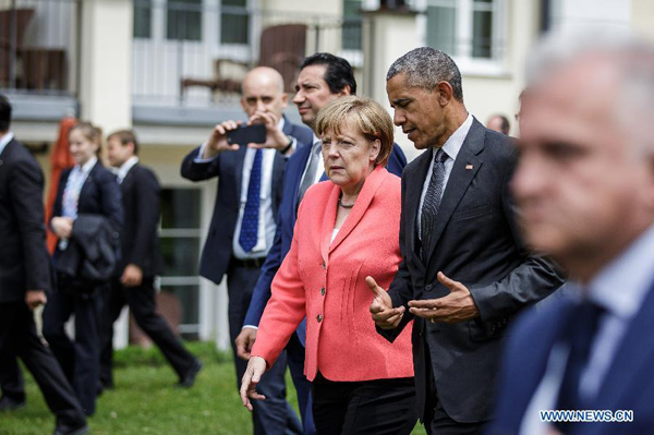 German Chancellor Angela Merkel (3rd R) and U.S. President Barack Obama (2nd R) talk during the G7 summit at the Elmau Castle near Garmisch-Partenkirchen, southern Germany, on June 8, 2015. G7 summit concluded here on June 8. [Photo/Xinhua]