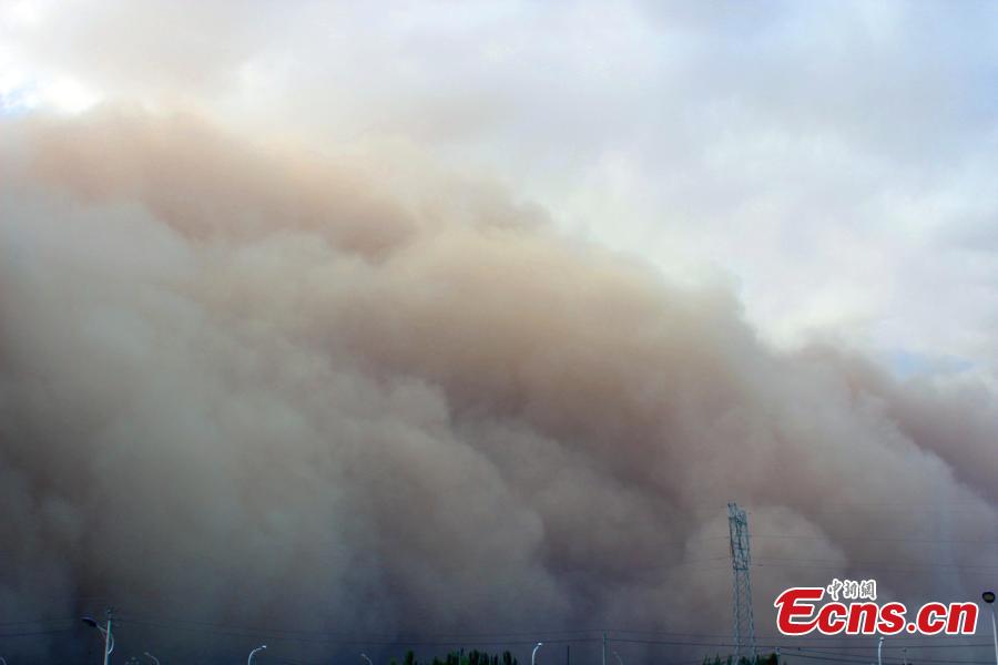 A strong sand storm hits the Hetian area in Xinjiang Uygur autonomous region on June 9, 2015.