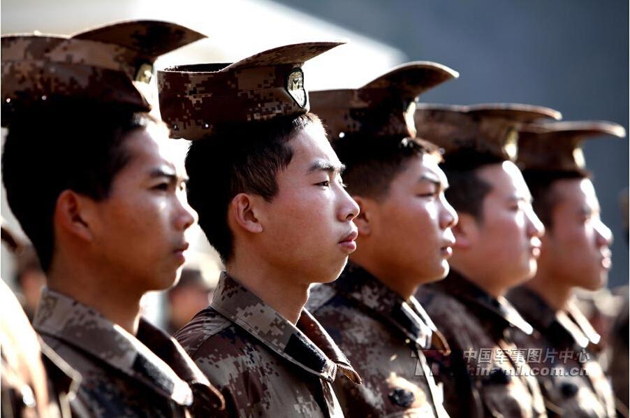 身体上挺顶帽子，练出军人的精气神，弯腰驼背的靠边站。 [中国军网 叶勇 彭泽恩 摄]