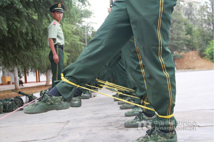 经过这样严苛训练，才看到我们中国军人的傲人军姿。 [中国军网 李华时 摄]