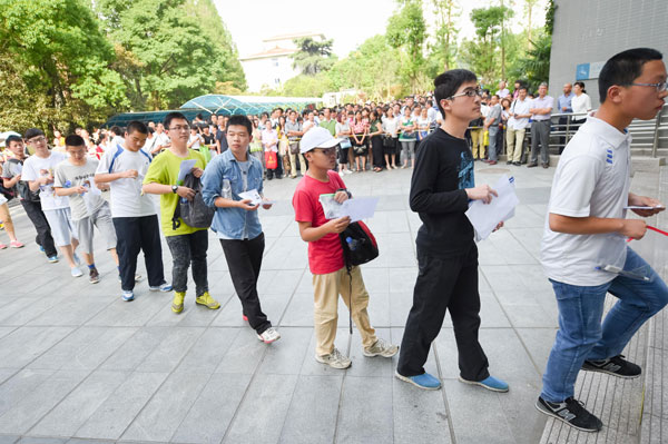 Students line up for an enrollment interview at University of Science and Technology of China in Hefei, Anhui province, on Thursday. Zhang Duan / Xinhua