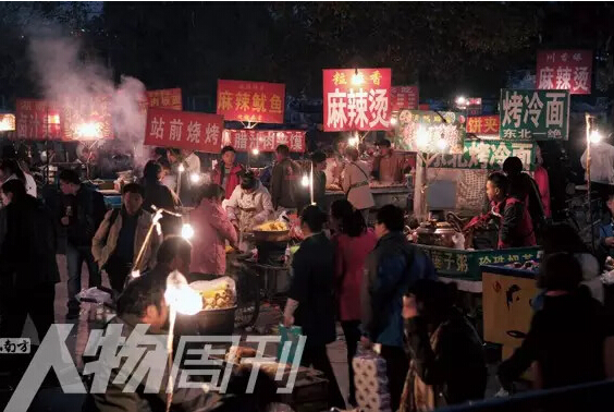 Snack stalls gather around the Tiantongyuan community. [Photo/ Southern People's Weekly]