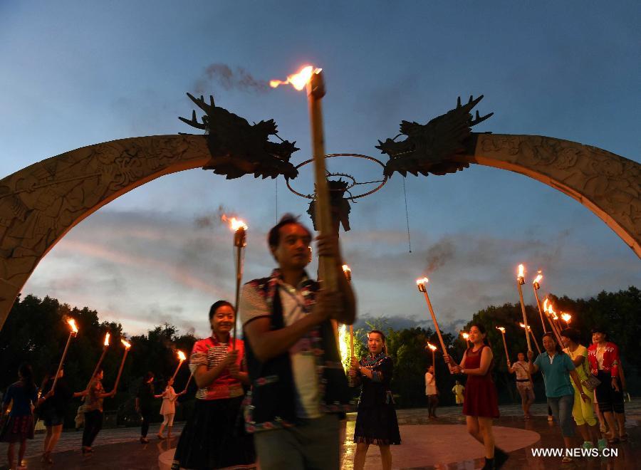 Tourists and people of Hani ethnic group celebrate Summer Solstice, the 10th solar term on the Chinese lunar calendar, in Mojiang Hani Autonomous County, southwest China's Yunnan Province, June 22, 2015. [Xinhua]