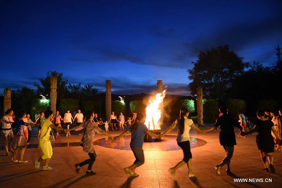 Tourists and people of Hani ethnic group celebrate Summer Solstice, the 10th solar term on the Chinese lunar calendar, in Mojiang Hani Autonomous County, southwest China's Yunnan Province, June 22, 2015. [Xinhua]