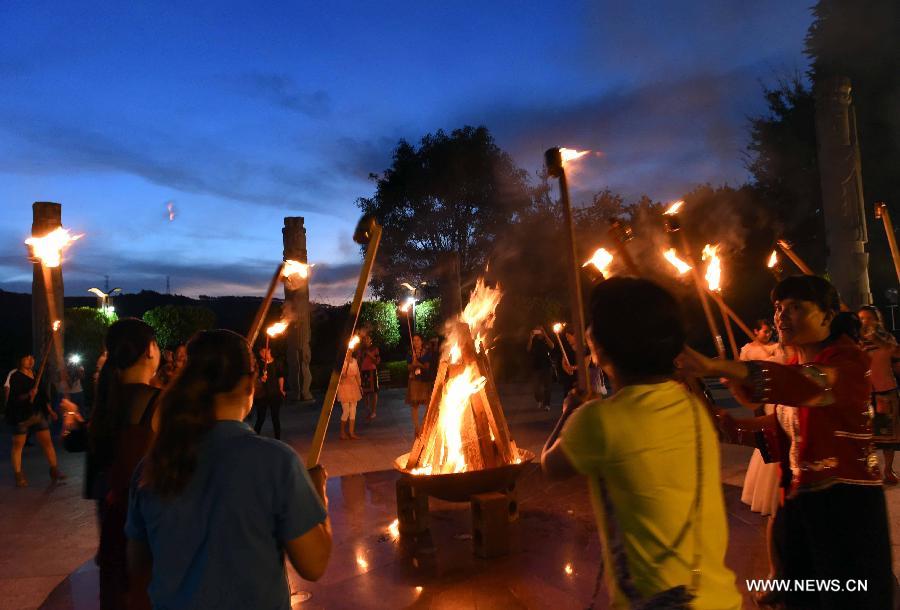 Tourists and people of Hani ethnic group celebrate Summer Solstice, the 10th solar term on the Chinese lunar calendar, in Mojiang Hani Autonomous County, southwest China's Yunnan Province, June 22, 2015. [Xinhua]