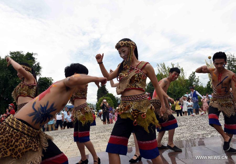 People of Hani ethnic group celebrate Summer Solstice, the 10th solar term on the Chinese lunar calendar, in Mojiang Hani Autonomous County, southwest China's Yunnan Province, June 22, 2015. [Xinhua]