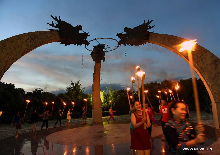 Tourists and people of Hani ethnic group celebrate Summer Solstice, the 10th solar term on the Chinese lunar calendar, in Mojiang Hani Autonomous County, southwest China's Yunnan Province, June 22, 2015. [Xinhua]