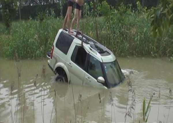 The Land Rover is lifted from the river in Qingpu district, Huai'an of East China's Jiangsu province on June 17, 2015. [Photo/JSTV.com]