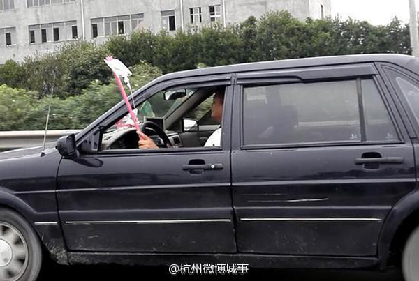  A man surnamed Wu in Zhejiang was spotted for driving while on an intravenous drip. [Photo/Weibo]