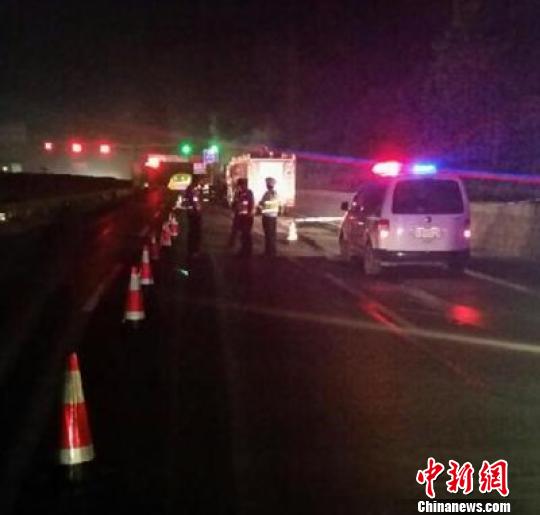 Police cordon off part of a highway between Kunming and Shilin near the site of a gas leak incident in southwest China on June 24, 2015. [Photo: China News Service] 