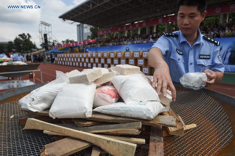 A police officer prepares to destroy drugs in Guiyang, capital of southwest China's Guizhou Province, June 23, 2015. [Photo: xinhua]