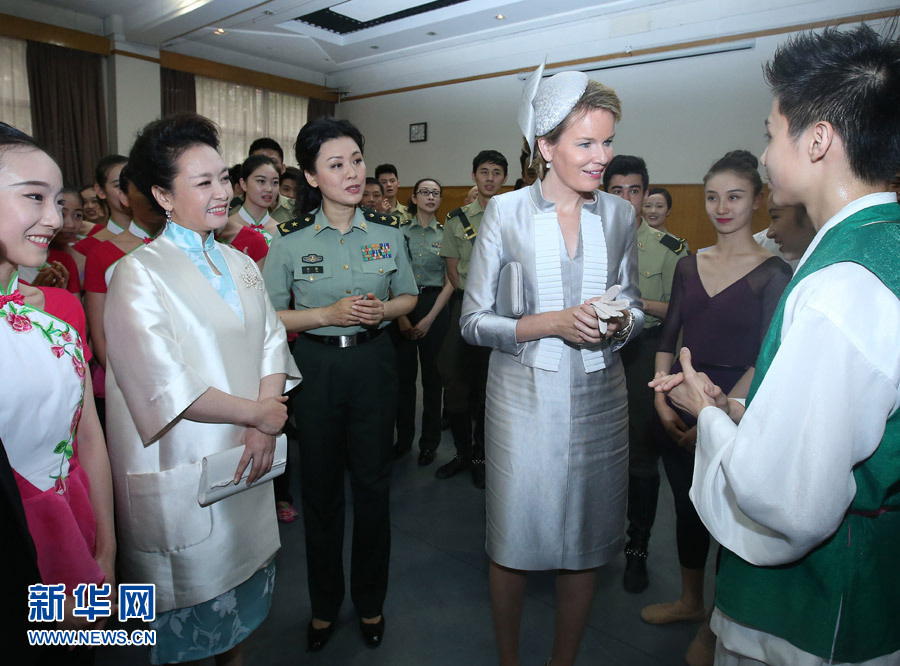 Chinese President Xi Jinping's wife Peng Liyuan (2nd L, front) and Queen Mathilde of Belgium (4th L, front) talk with students at the People's Liberation Army Academy of Art in Beijing, capital of China, June 24, 2015. 