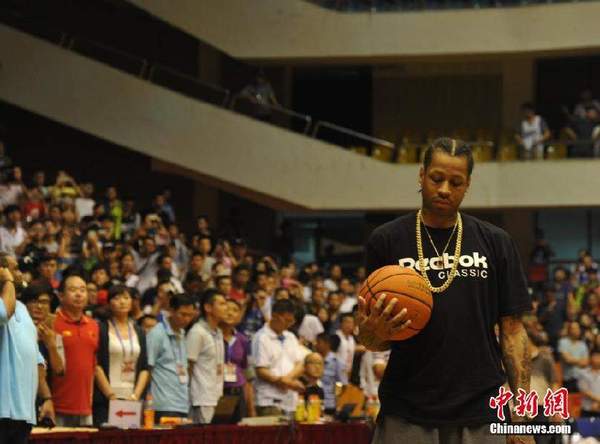 Chinese fans show team jerseys of retired NBA star Allen Iverson during a  press conference for his China tour in Hefei city, east China's Anhui  provin Stock Photo - Alamy