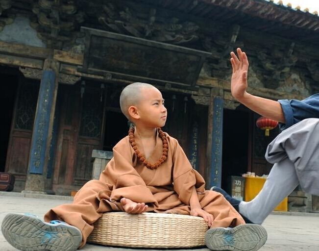 A four-and-a-half year old boy who has been spending a unique summer vacation at a temple in Shanxi province has caused a buzz online after photos of him were uploaded by some Chinese media.[Photo/Chinanews.com]