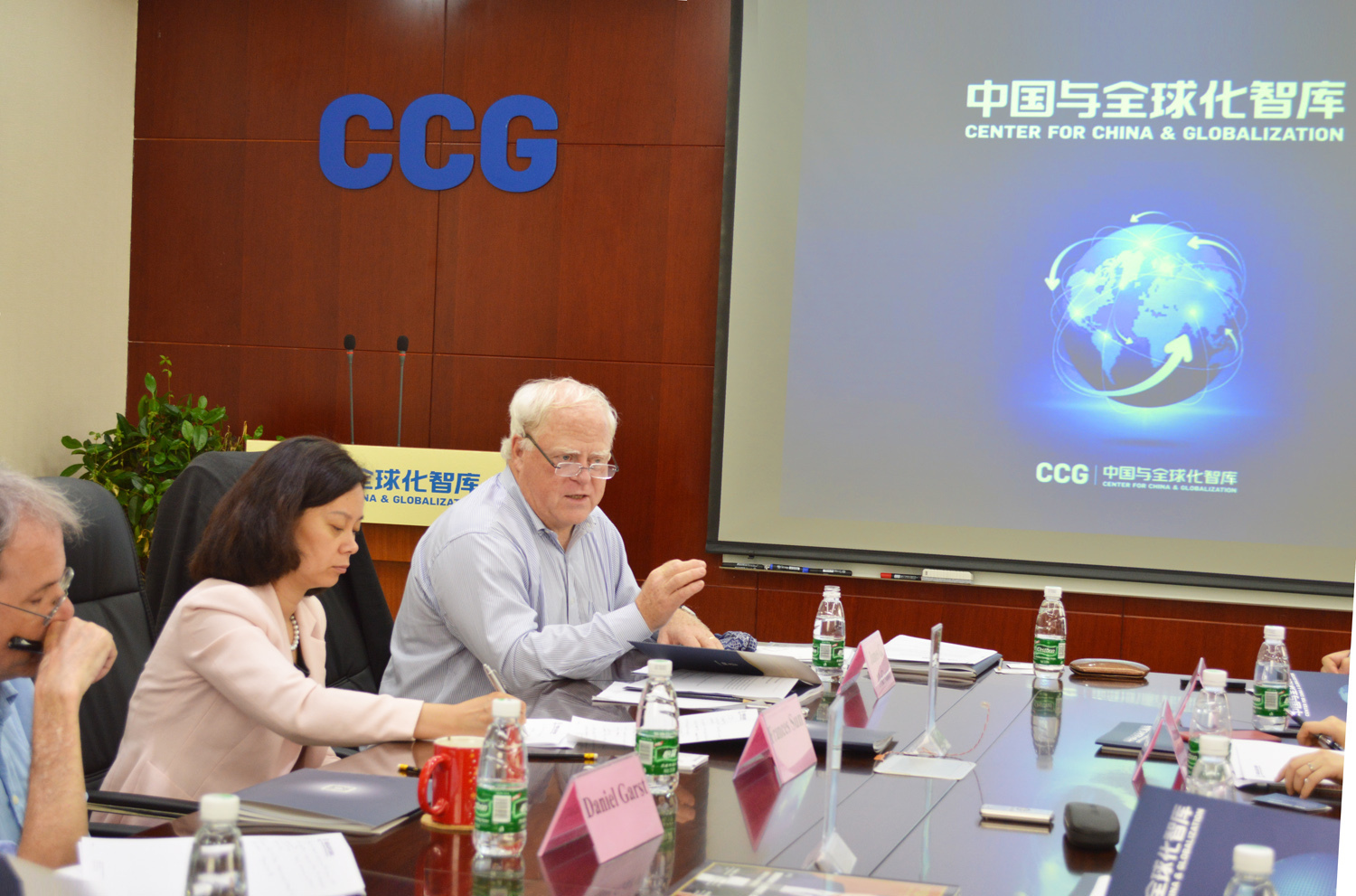 James G. McGann, a professor at the University of Pennsylvania and an expert on think tanks, spoke at a roundtable meeting in Beijing on June 24, 2015 on how to build more globalized think tanks in China. [China.org.cn]