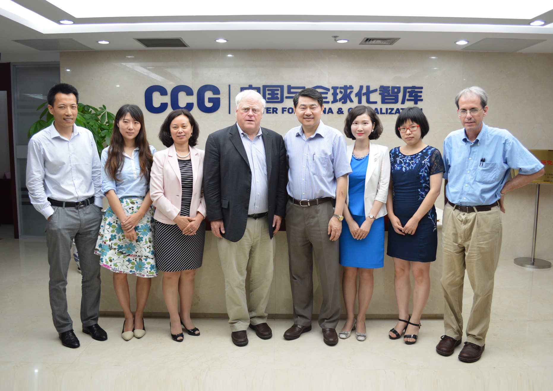 James G. McGann, a professor at the University of Pennsylvania, Center for China and Globalization President Dr. Wang Huiyao and others pose for a group photo at CCG offices in Beijing after a roundtable on the development of China's think tank on June 24, 2015. [China.org.cn]