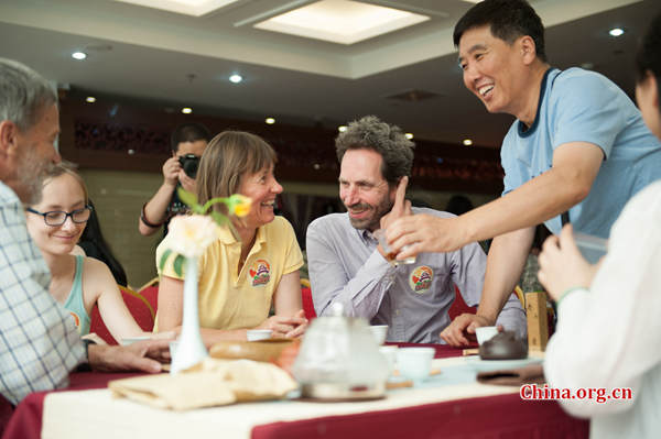 Anton Dienstel (R3), from Austria, appears happy during the tea party – Experiencing Chinese Tea Set Culture – a Beijing Salon party held on Saturday, June 27. [Photo by Chen Boyuan / China.org.cn] 