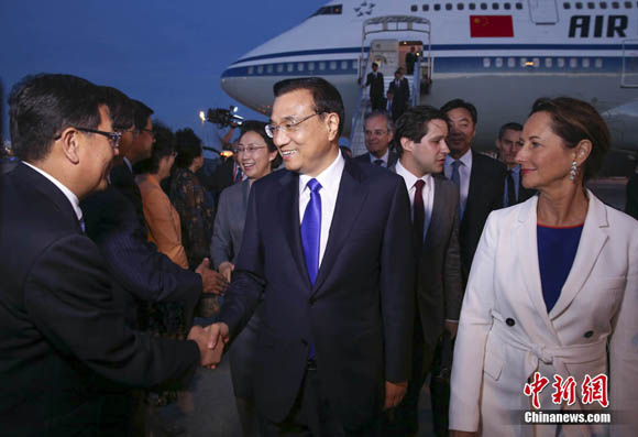 Chinese Premier Li Keqiang arrived in France late Monday for a four-day visit to France. [Photo/Chinanews.com]