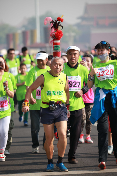 A senior citizen participates in an international running festival in April. The life expectancy of Beijing's permanent residents reached almost 82 years last year. [Chen Jiannan / for China Daily]